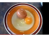 【影】宛如變魔術　做菜打出神奇「蛋中蛋」
