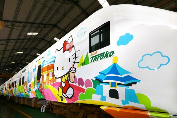 台铁kitty彩绘新太鲁阁号首航! 超萌列车抢先看