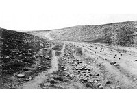 史上最早的假照片　《死蔭的幽谷》路上砲彈都是幻覺