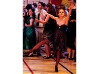 艾瑪華森耍叛逆　脫到剩內衣跳豔舞誘男