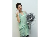 戴佩妮哭笑不得過情人節　男友送分手黃玫瑰