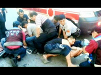 上百公斤無業胖男逼店家油漆！　8名警用繃帶纏住制伏