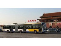 可載200人！　北京18公尺「巨無霸」公車上路