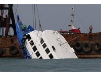 周潤發出生地南丫島事故　沉船已吊出水面　7人遭逮捕