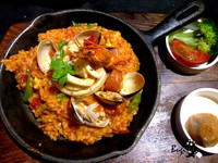 台北工業風小餐館！人氣料理經典紐奧良海鮮燉飯