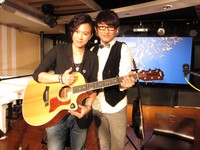 張芸京自嘲彈吉他能遮「肥肚」　大方問：要不要看？