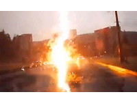 「天打雷劈」現場直擊！俄羅斯轎車開到一半成火球