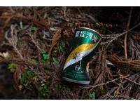 金綠色「黑松汽水罐」靜躺落葉上　時空凝結在1986年