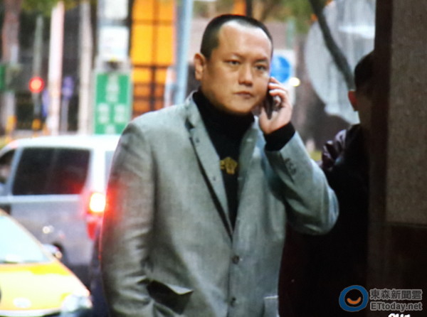 万少丞因为违反宵禁令二度遭到羁押,父亲万年祥气得爆料儿子吸毒.