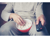窩沙發看電視吃零食是一種放鬆？　別再對自己說這些謊