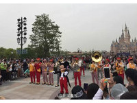 上海迪士尼試營運　花車巡遊民眾歡呼跟著跳