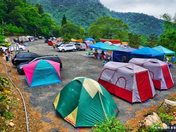 云雾山岚里的游乐场 满天星斗的南投哈里露营地