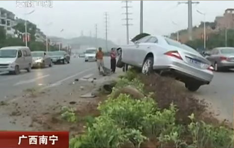 怀疑宾士车被偷 人妻竟发现老公有小三!