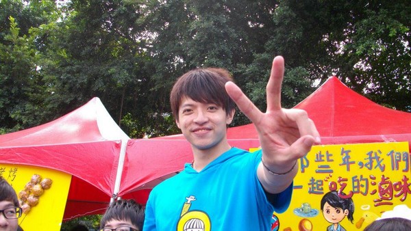 竞业赔50万 英雄联盟西门夜说:电竞选手只是另