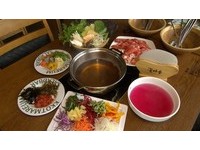 韓國人冬季良伴「韓式涮涮鍋」！捲米餅包菜好吃超有趣