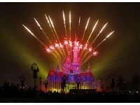 上海迪士尼首次「夜光幻影秀」　遊客：精彩度超越美國
