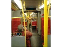 奧地利地鐵出現裸女穿長靴　擺Pose任乘客隨便拍