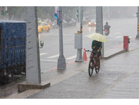 快訊/一出去全身秒濕…16縣市深夜發大雨特報 北台掉8度!