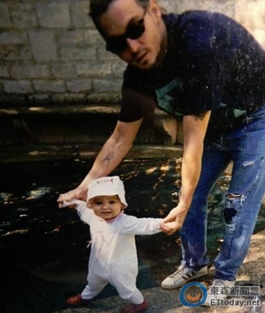 莉莉蘿絲PO出小時候的照片，表示強尼戴普是個慈愛的人，暗示老爸不會動粗