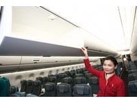 堅持頭頂有置物櫃　乘客強拆國泰A350天花板