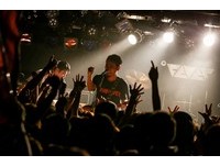 滅火器苦等16年！首赴日開唱難掩激動..鼓手邊打鼓邊哭