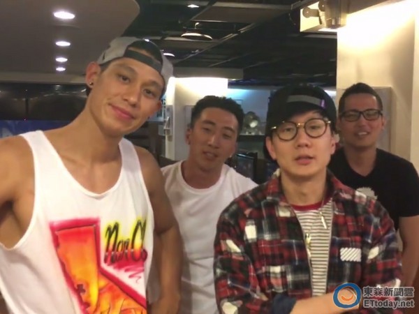  林俊杰 打赌输给 林书豪  连做10个伏地挺身:不爽