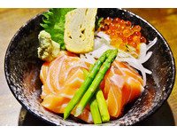 台中平價日式料理店　獨特香氣的「鮭魚親子丼」