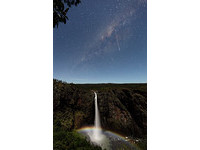 史上最複雜的照片　一次捕捉月虹、隕石、銀河、瀑布