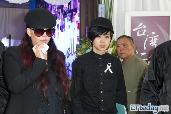 申东靖32岁冥诞 陈镇川烧香吊:在天堂别那么爱