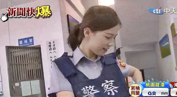 遇超美女警!男违停被抓:车不是我的!希望你line是我的