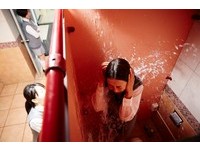 謝欣穎《十七歲》慘遭霸凌！被逼接吻、關女厠潑水