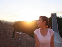 Selina忍受腳踝疼痛　爬上長城瞬間眼眶泛淚