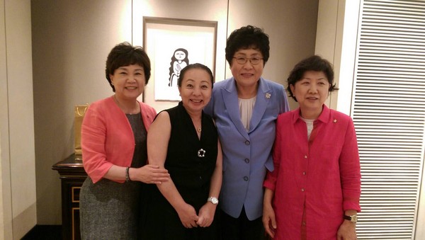 ▼ 张花冠访韩,会见国际妇女理事会长金贞淑及韩国议员.