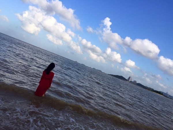 郭书瑶「走进海里」心痛环境污染 却被误认要跳海!