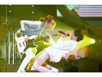 直擊／宇宙人等10年首唱！全場3千粉起立「舉手狂嗨」