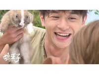 經紀人：狼王子跑時拿「紙兔」　引爆網友怒留言狂轟