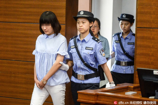 ▼王红被女法警带入法庭.