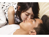 林明禎滾床柯有倫狂噴汗!羞吻臉頰親密「共食」全身濕