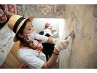 單親媽苦養15歲女住漏水屋 A-Lin挽袖刮壁癌爆暖舉!