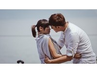 黃姵嘉熊抱Kiss謝佳見 膝蓋差點踢到「小佳見」啦!