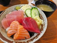 蘆洲高CP值日式食堂　一百元就能吃到生魚片丼！