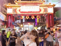 三上悠亞來台撩衣解放F奶　饒河街夜市打卡趴趴走