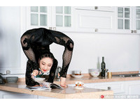 「中國第一柔術美女」秀逆天柔骨　身體對折用腳翻書