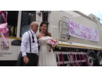 夢幻婚禮不流行！　英女搭「自製垃圾花車」登記結婚　