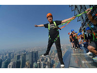 沒護欄！上海摩天樓340米高「玻璃走廊」　想試要夠膽