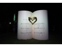 台南最新「夜間愛情聖地」　街燈打在書上變超大愛心