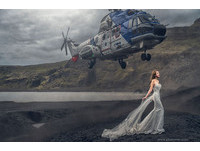 拍婚紗直升機削頭頂　唯美驚悚一瞬間拍出瘋狂照片