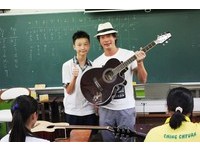 黃品源苦籌錢買萬元吉他！16歲「打工2個月」力拚圓夢