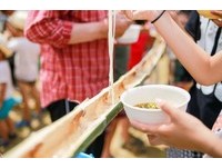 奈良打造日本最長「流水麵」　雪白麵條從3樓一路滑下