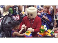 仿真皮膚、空洞眼神！真人版「樂高」網驚：毛骨悚然